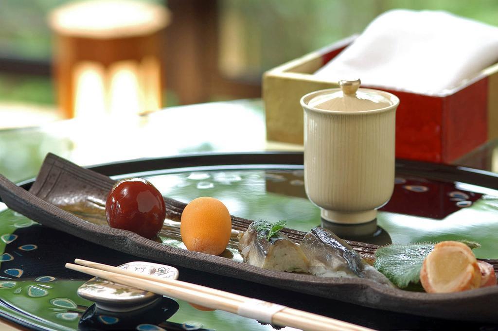 Hotel Hakone Tokinoshizuku Zewnętrze zdjęcie A sushi boat