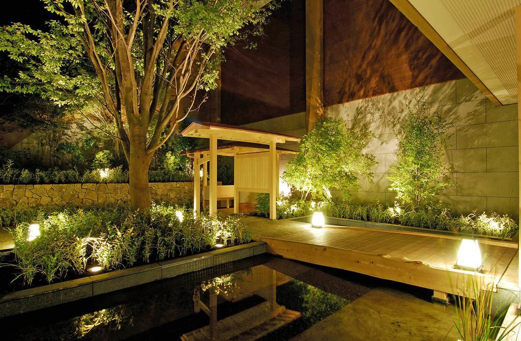 Hotel Hakone Tokinoshizuku Zewnętrze zdjęcie A Japanese garden at night