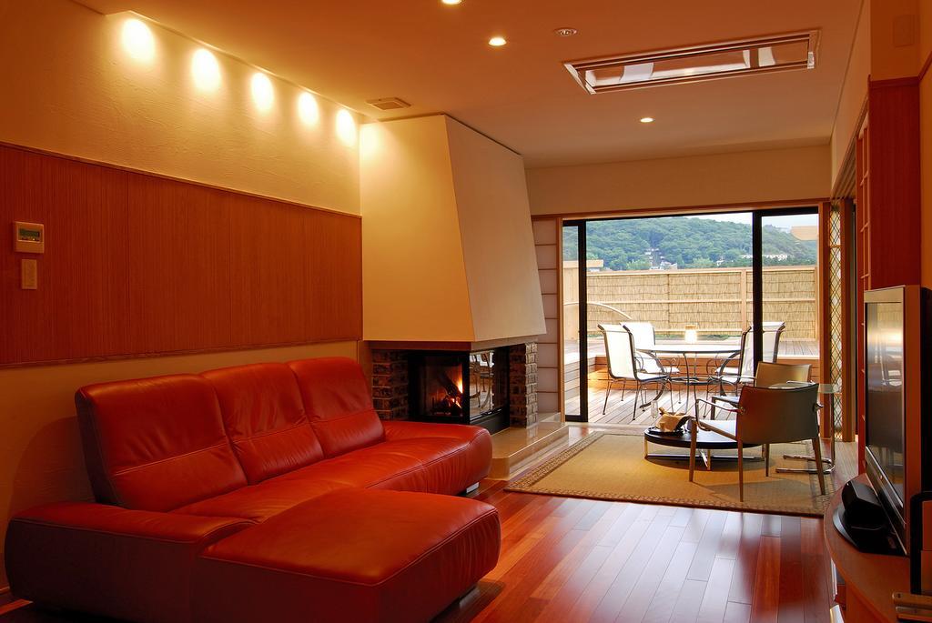 Hotel Hakone Tokinoshizuku Pokój zdjęcie A living room with a fireplace